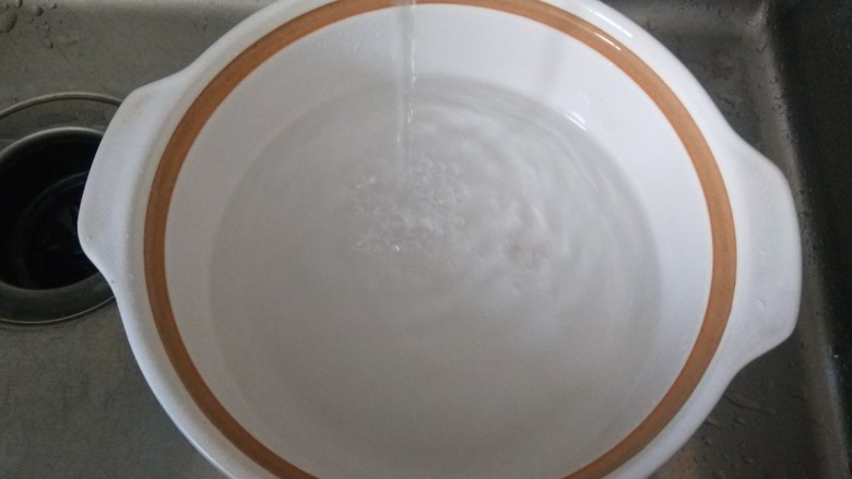 花生红枣汤,先接上纯净水。