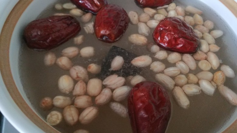 花生红枣汤,加入足够的水熬制。