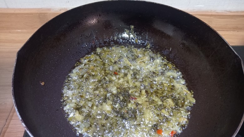 蚕豆雪菜炒鸡蛋,锅内油不要倒，放入雪菜，炸出香味