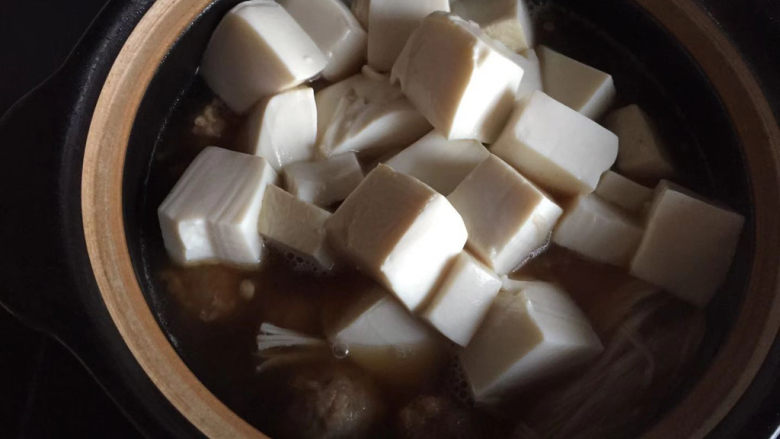 金针菇豆腐煲,倒入豆腐