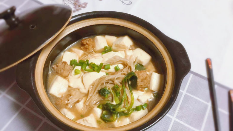 金针菇豆腐煲,开的暖光灯，桌上一片暖色调
