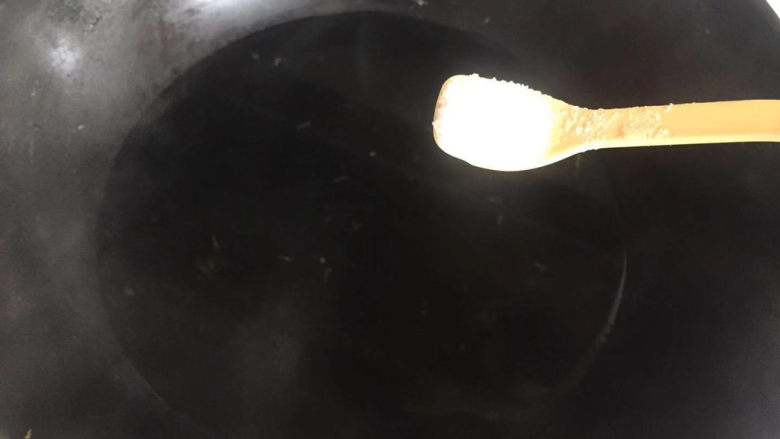 金针菇炒鸡蛋,锅内水烧开，加一点点盐