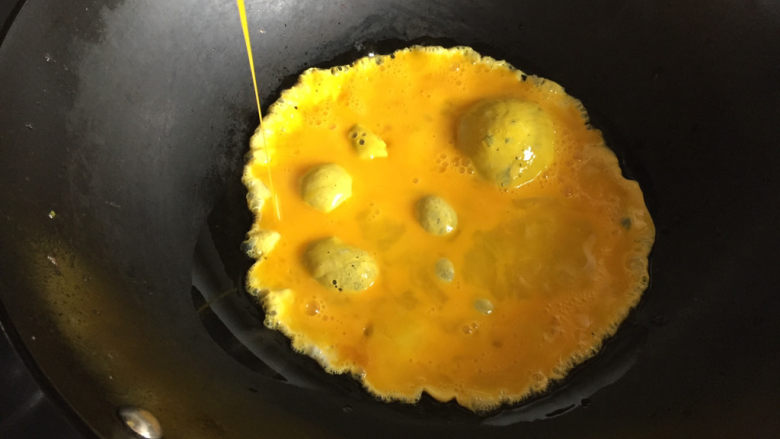 金针菇炒鸡蛋,热锅倒油，倒入鸡蛋液