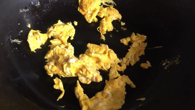金针菇炒鸡蛋,快速搅拌，至凝固
