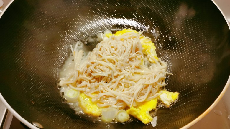 金针菇炒鸡蛋,放入焯水后的金针菇。
