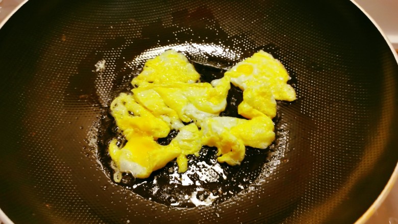金针菇炒鸡蛋,翻炒成大块。