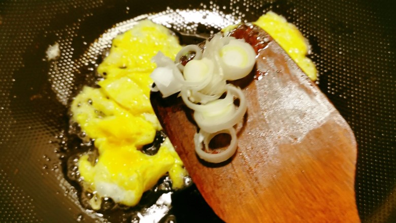 金针菇炒鸡蛋,放入葱片炒香。