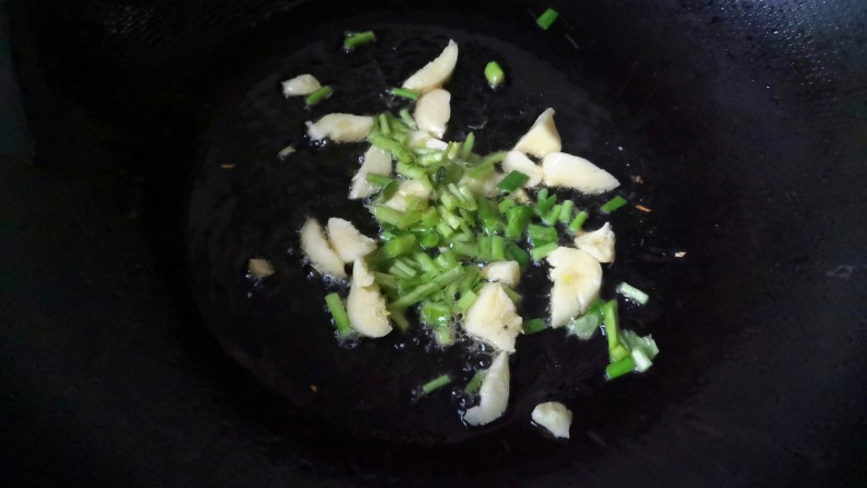 韭菜炒蚕豆,加入蒜头和韭菜头