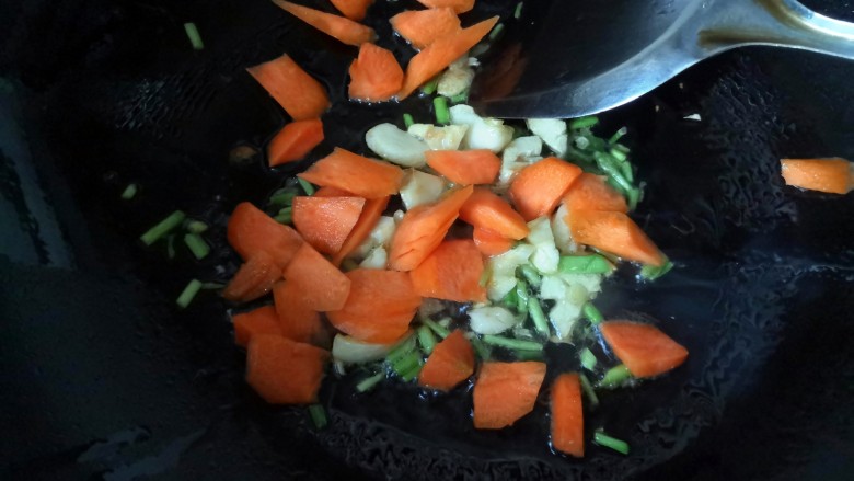 韭菜炒蚕豆,加入胡萝卜，翻炒均匀