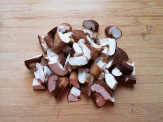 香菇炖鸡腿,香菇洗干净切成小块。