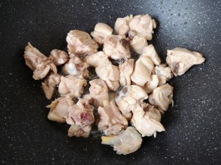 香菇炖鸡腿,翻炒至鸡腿肉表面微微焦黄。