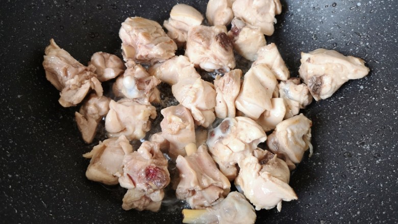 香菇炖鸡腿,翻炒至鸡腿肉表面微微焦黄。