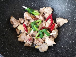 香菇炖鸡腿,下入小葱结、生姜、八角、桂皮和干红辣椒。