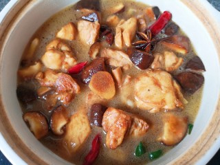 香菇炖鸡腿,将炒好的香菇鸡块放入砂锅，加入开水没过鸡腿肉。