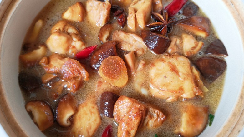 香菇炖鸡腿,将炒好的香菇鸡块放入砂锅，加入开水没过鸡腿肉。
