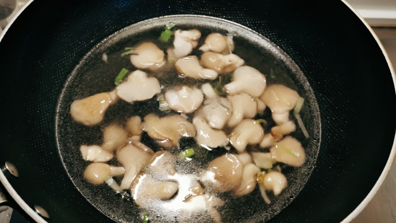 平菇鸡蛋汤,倒入适量自己量的清水，烧开。