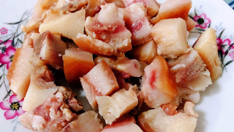 金针菇豆腐煲,猪头肉切成大小均匀小块状