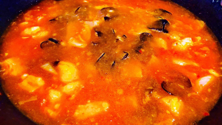 金针菇豆腐煲,添加适量清水放入木耳