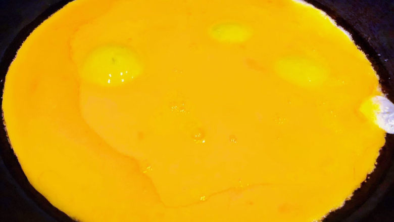 金针菇炒鸡蛋,锅中倒入底油加热再倒入打散的蛋液
