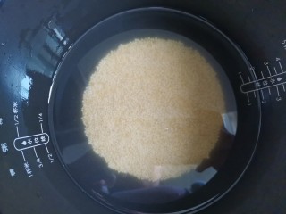 小米山药粥,小米和大黄米一起洗干净加入锅里，再加入适量的水