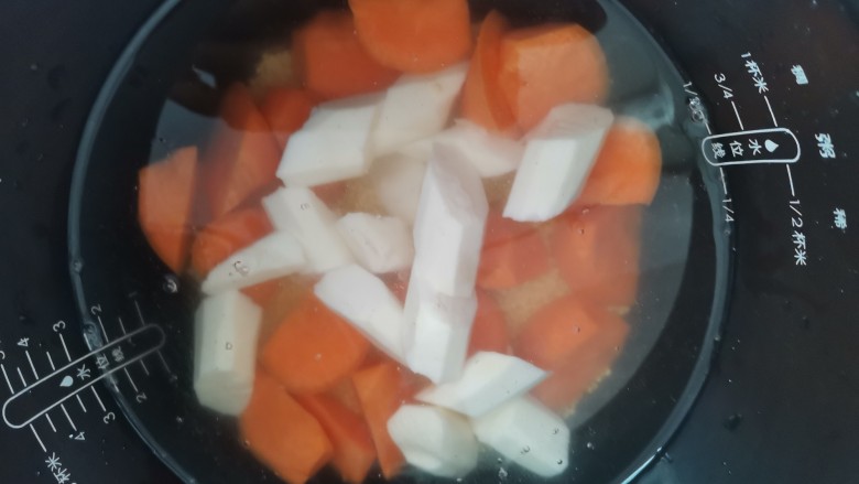 小米山药粥,再把山药和胡萝卜加入锅里
