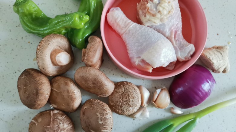 香菇炖鸡腿,准备食材备用