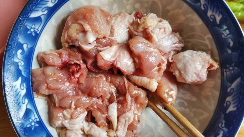 香菇炖鸡腿,抓拌均匀腌制片刻
