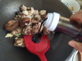 香菇炖鸡腿,加入一勺老抽