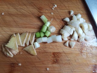 香菇炖鸡腿,大蒜拍碎，葱白切粒，姜切片