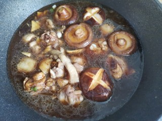 香菇炖鸡腿,加入适量的水大火煮开转小火炖至鸡肉软烂