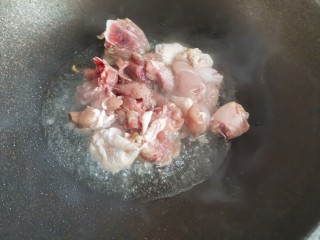 香菇炖鸡腿,起锅烧油，下入鸡肉块翻炒至变色
