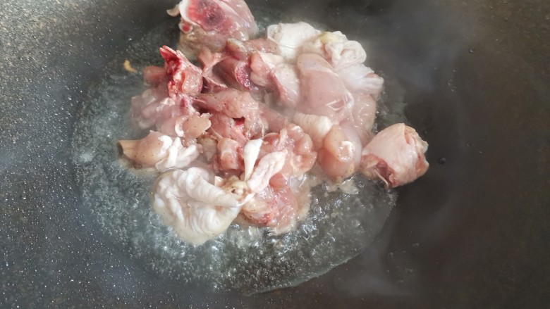 香菇炖鸡腿,起锅烧油，下入鸡肉块翻炒至变色