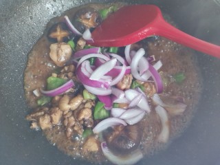 香菇炖鸡腿,下入洋葱翻炒几下即可出锅