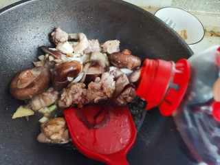 香菇炖鸡腿,加入2勺生抽