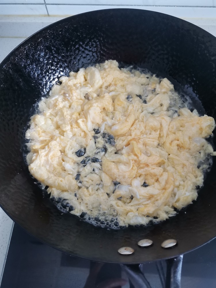 三鲜开口小锅烙,锅里多放一点有，把鸡蛋炒散就关火，这样鸡蛋比较嫩