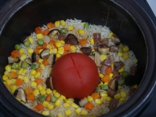 网红饭🍅～一个番茄饭,打开煮饭键即可 跳至保温键后焖20分钟再打开