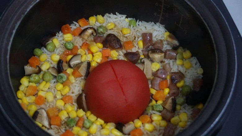 网红饭🍅～一个番茄饭,打开煮饭键即可 跳至保温键后焖20分钟再打开