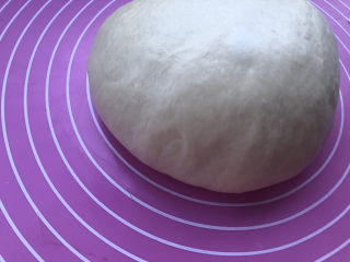 红糖面包,滚圆面团盖保鲜膜发酵至两倍大。