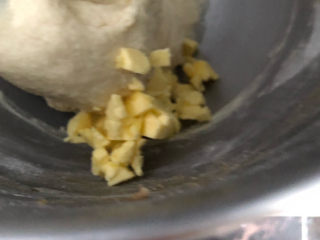 红糖面包,等出粗膜后加入软化的黄油。