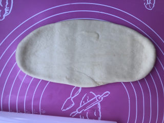 红糖面包,取一个面团擀开成椭圆形。