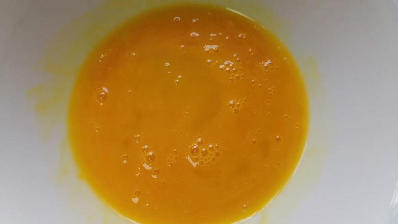 金针菇炒鸡蛋,将蛋液搅打均匀