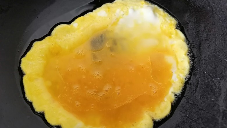 金针菇炒鸡蛋,锅内放油烧热倒入蛋液