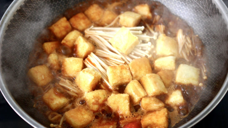 金针菇豆腐煲,加入煎好的豆腐。