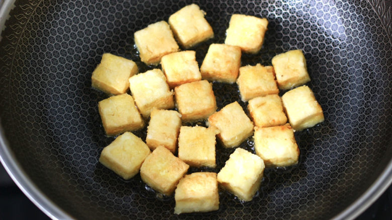 金针菇豆腐煲,两面金黄色盛出。