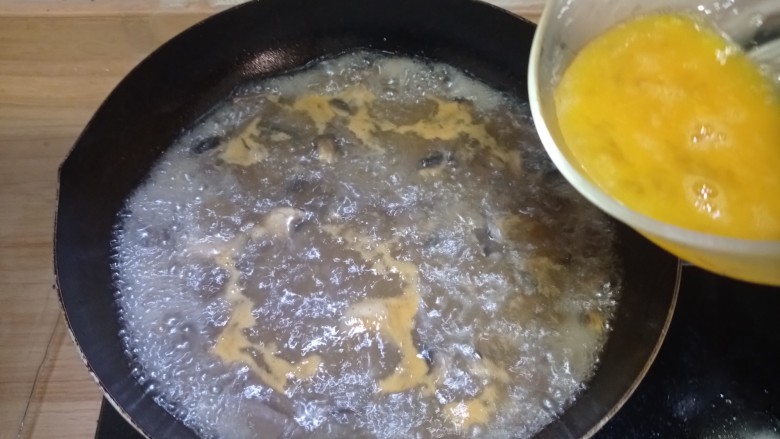 平菇鸡蛋汤,倒入鸡蛋液
