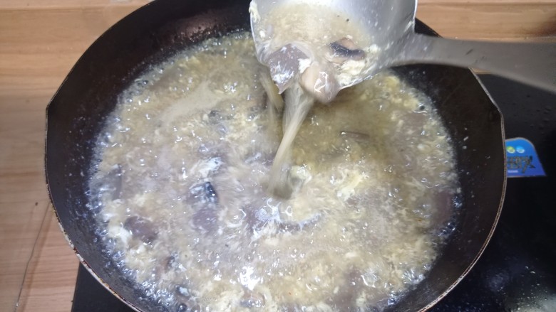 平菇鸡蛋汤,搅拌至粘稠状