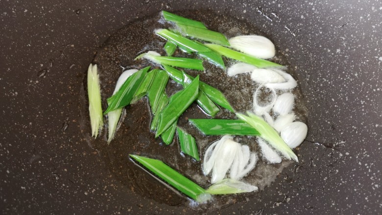 平菇鸡蛋汤,炒锅内倒适量的食用油烧热，下入葱段炒香。