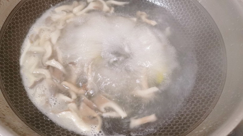 平菇鸡蛋汤,烧开后下入姜片