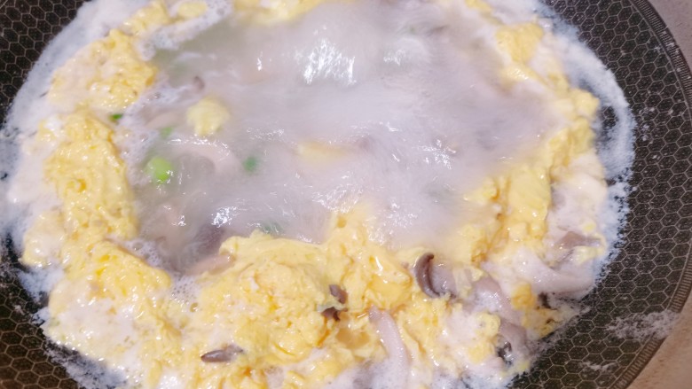 平菇鸡蛋汤,过一会等它凝固了之后再用铲子把它拌一下，以免粘底
