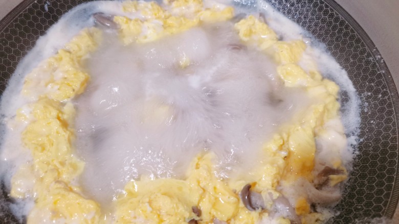 平菇鸡蛋汤,再用铲子把它切成小块